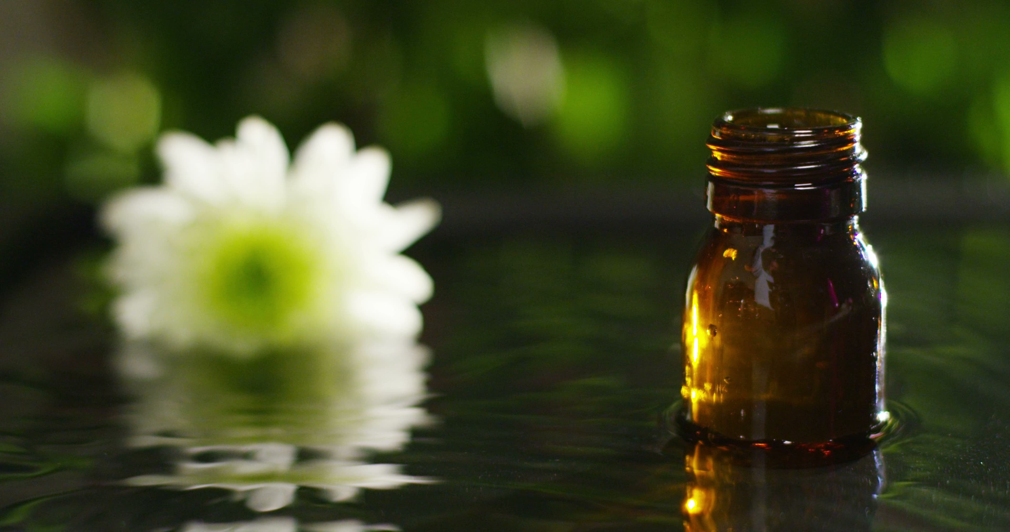 Deep Soothe Oil Blend roller detail